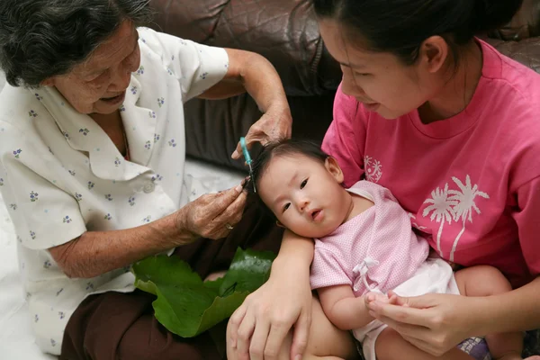 Corte de cabelo bebê — Fotografia de Stock