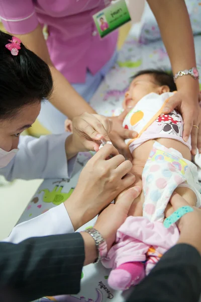 Orvosok beadni egy baba — Stock Fotó