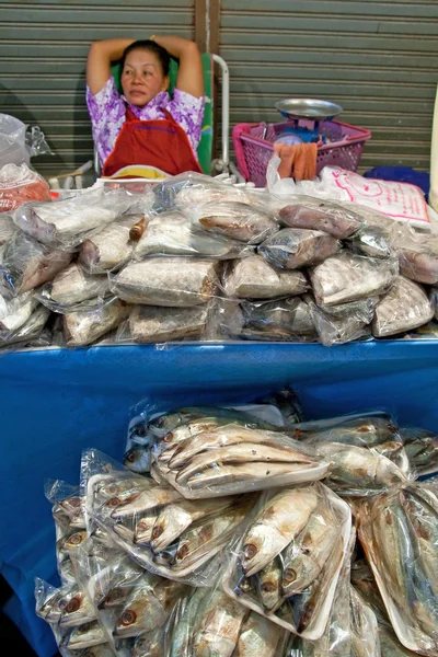 My selling fish at the market. — Stock Photo, Image