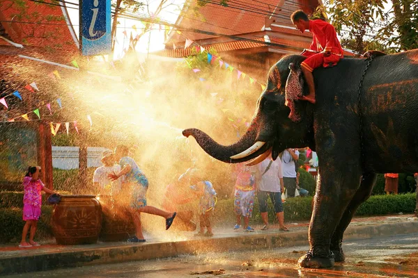 Hrát s chang songkran vody. — Stock fotografie