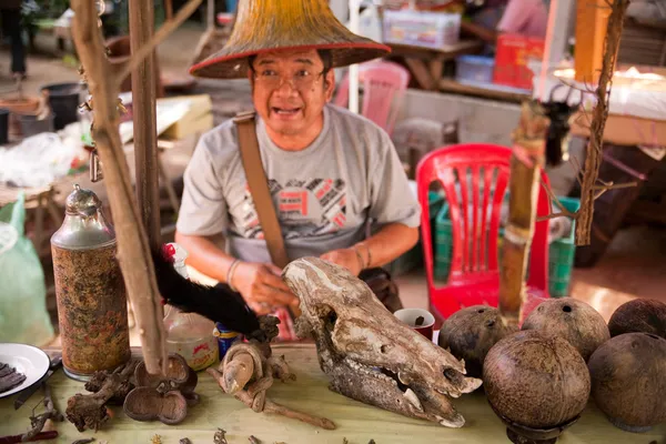 Люди продають дикого кабана череп — стокове фото