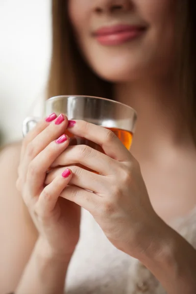 Frau mit einer Tasse Tee — Stockfoto