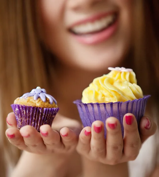 Woman holding a cup cake — Stock Photo, Image