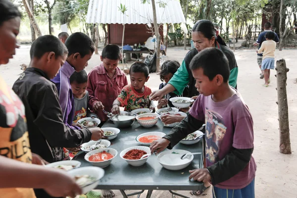 Donazione di cibo ai bambini — Foto Stock