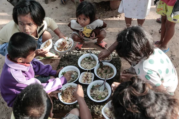 Doação de alimentos para crianças — Fotografia de Stock