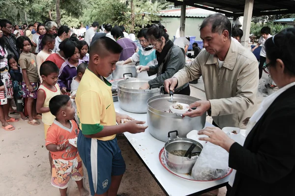 Doação de alimentos para crianças — Fotografia de Stock