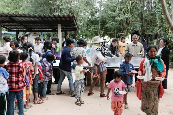 Donación de alimentos a los niños — Foto de Stock