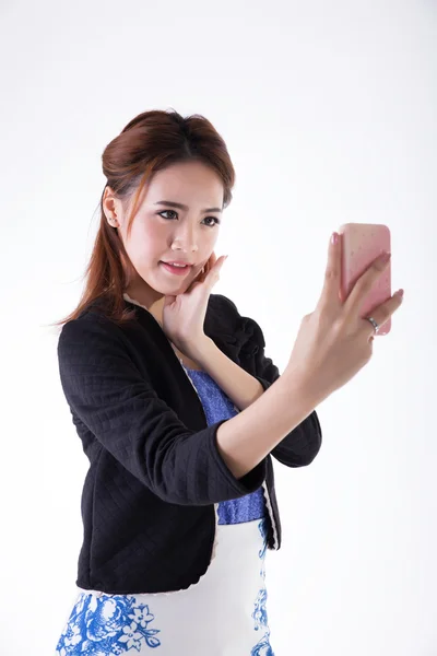 Businesswoman checking her makeup — Stock Photo, Image