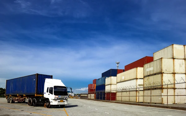 Kran und Container und LKW bei Transport Logistik har — Stockfoto