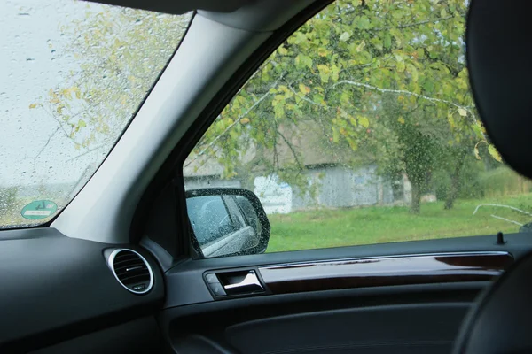 土砂降りの雨の中に車の中に隠れ ロイヤリティフリーのストック写真