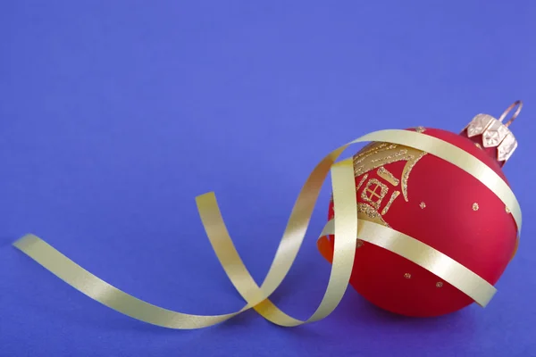 Röd jul boll med en yellow ribbon — Stockfoto