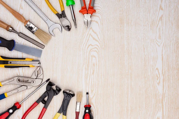 Ahşap dokusu üzerinde iş araçları.