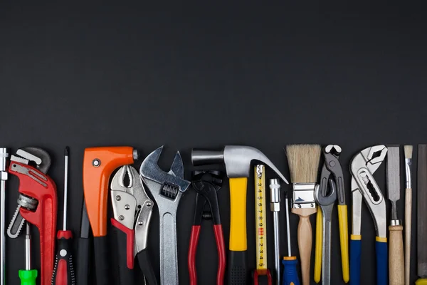 Ferramentas de trabalho em fundo preto . — Fotografia de Stock