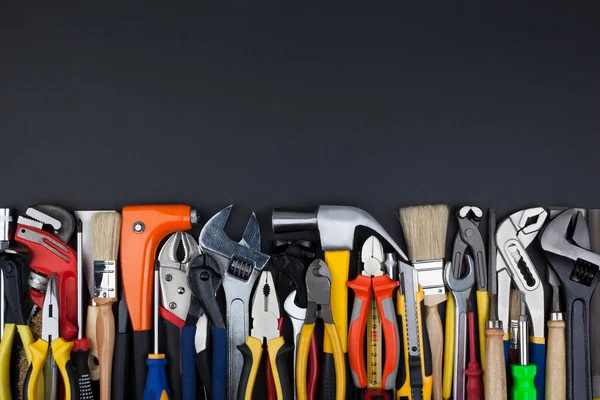 siyah arka plan üzerine iş araçları.