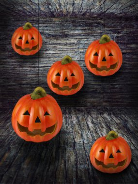 eski antik karanlık odada fazla halloween balkabağı