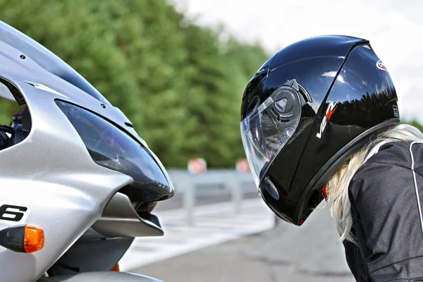 오토바이 & 헬멧-아름다움 & 짐승에 여자 — 스톡 사진