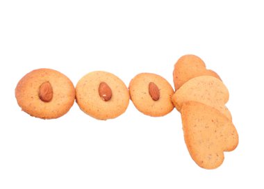 kalp kurabiye şeklinde. Beyaz arka plan üzerinde izole, ev yapımı, tatlı zencefilli kurabiye