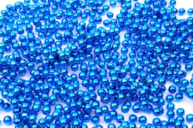 Noel dekorasyonu. Beyaz arka plan üzerinde izole mavi boncuk zincir. arka, plan