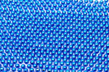 Noel dekorasyonu. Beyaz arka plan üzerinde izole mavi boncuk zincir. arka, plan