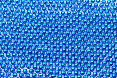 Beyaz arka plan üzerinde izole Noel dekorasyon, mavi boncuk zincir. arka, plan