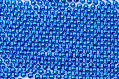 Beyaz arka plan üzerinde izole Noel dekorasyon, mavi boncuk zincir. arka, plan