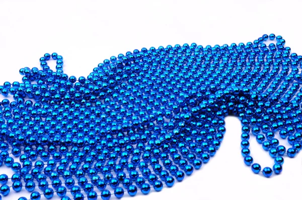 Décoration de Noël, chaîne de perles bleues isolées sur fond blanc. Résumé, Contexte — Photo