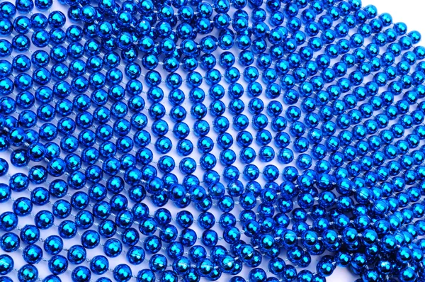 Χριστούγεννα διακόσμηση, μπλε χάντρα αλυσίδα που απομονώνονται σε λευκό φόντο. αφηρημένο, φόντο — Φωτογραφία Αρχείου