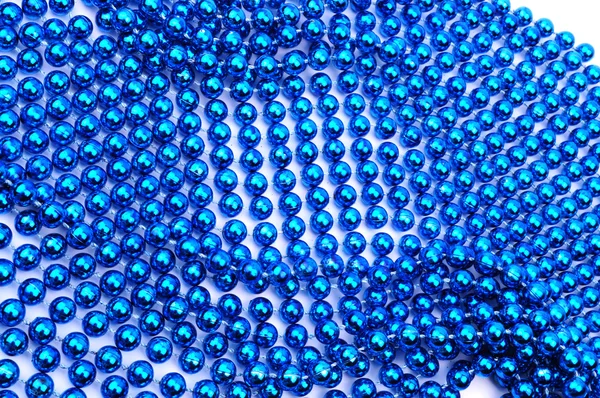 Χριστούγεννα διακόσμηση, μπλε χάντρα αλυσίδα που απομονώνονται σε λευκό φόντο. αφηρημένο, φόντο — Φωτογραφία Αρχείου