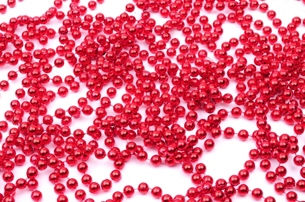 Décoration de Noël. Perles rouges isolées sur fond blanc — Photo