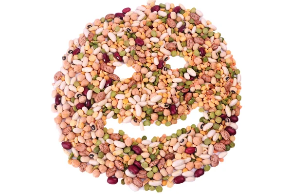 Mezcla de lentejas secas, guisantes, soja, legumbres, frijoles aislados sobre blanco. Cara de sonrisa hecha de mezcla de legumbres — Foto de Stock
