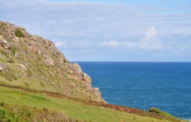 kayalık tepe yeşil çim ile. güzel manzara. Avustralya