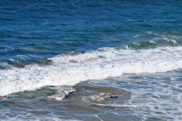 Vista de cerca de la costa. Seascape en Australia Meridional. Ondas oceánicas en la orilla australiana — Foto de Stock