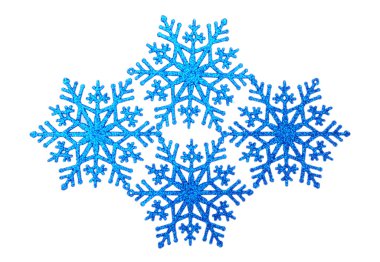 Beyaz arka plan üzerinde izole kar taneleri ışıltılı mavi. Noel süs