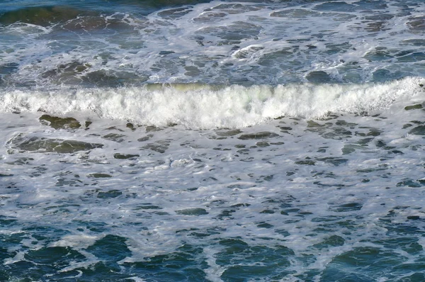 Vista de perto da linha costeira. Seascape no sul da Austrália. Ondas oceânicas na costa australiana — Fotografia de Stock