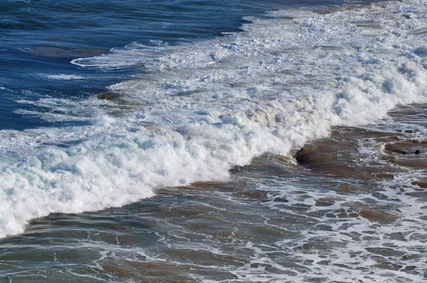 Vista de cerca de la costa. Seascape en Australia Meridional. Ondas oceánicas en la orilla australiana — Foto de Stock