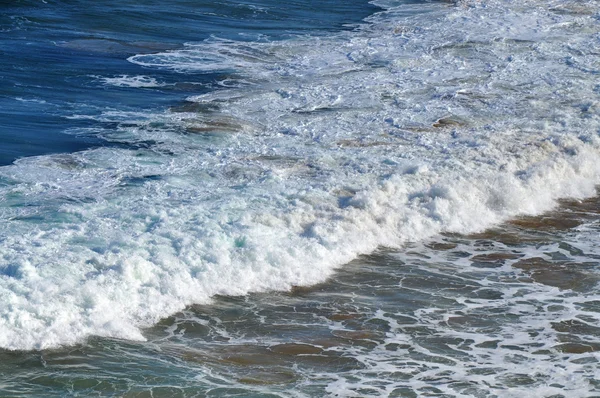 Vista de cerca de la costa. Seascape en Australia Meridional. Ondas oceánicas en la orilla australiana —  Fotos de Stock