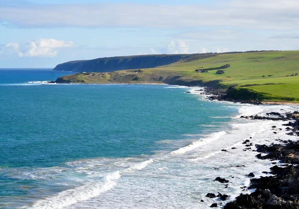 Landscape. Seashore. Coastal area of the Australian shore. Scenic view with green hills. — Stock Photo, Image