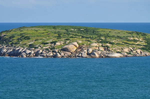 Landscape. Seashore. Coastal area of the Australian shore. Scenic view with green hills. — Stock Photo, Image