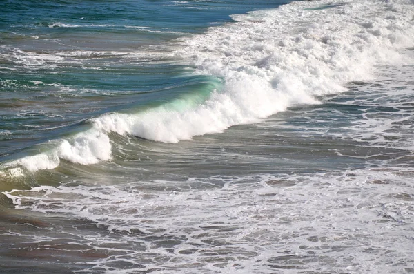 Океанские волны у побережья Австралии. Крупный план береговой линии. Морской пейзаж Южной Австралии . — стоковое фото