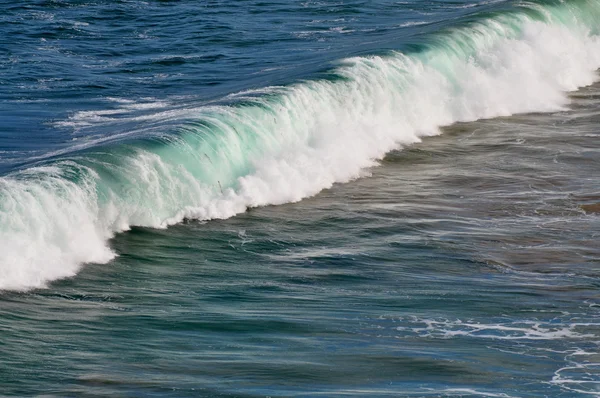Havets vågor på den australiska kusten. närbild bild av strandlinjen. Seascape på södra Australien. — Stockfoto