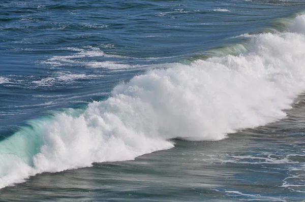 Vista de cerca de la costa. Seascape en Australia Meridional. Ondas oceánicas en la orilla australiana — Foto de Stock