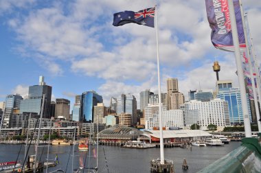 sydney darling harbour View. Darling harbour sydney şehir merkezinde eğlence tesisleri ve bir yaya geçidi alanıdır
