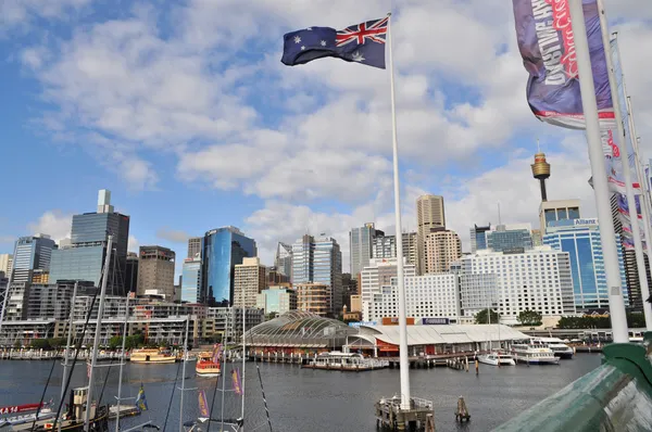 Utsikt över sydney från darling harbour. Darling harbour sydney centrum är ett område med faciliteter för underhållning och en gångpassage — Stockfoto