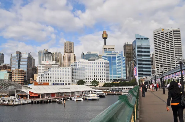 View of Sydney from Darling Harbour. Darling Harbour the city centre of Sydney is an area of entertainment facilities and a pedestrian walkway — Stock Photo, Image