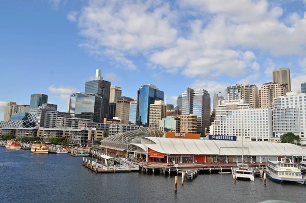 Utsikt över sydney från darling harbour. Darling harbour sydney centrum är ett område med faciliteter för underhållning och en gångpassage — Stockfoto