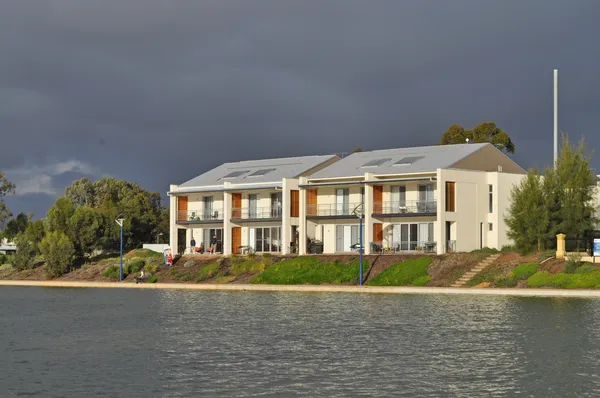 Australische Huis? op het meer. Appartementen met het uitzicht op het meer — Stockfoto