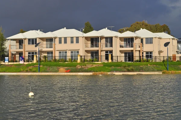 Australijski dom? nad jeziorem. Apartamenty z widokiem na jezioro — Zdjęcie stockowe