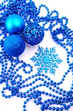 parlak Noel topları ve üzerinde boncuklar, beyaz zemin üzerine izole kar tanesi süsleri