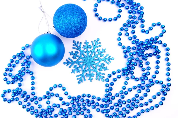 Sprankelende kerstballen en sneeuwvlok decoraties op kralen, geïsoleerd op witte achtergrond — Stockfoto