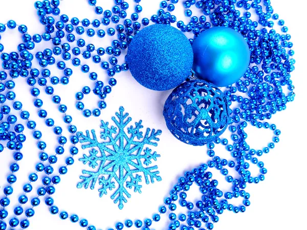 Mousserande julgranskulor och snöflinga dekorationer på pärlor, isolerad på vit bakgrund — Stockfoto